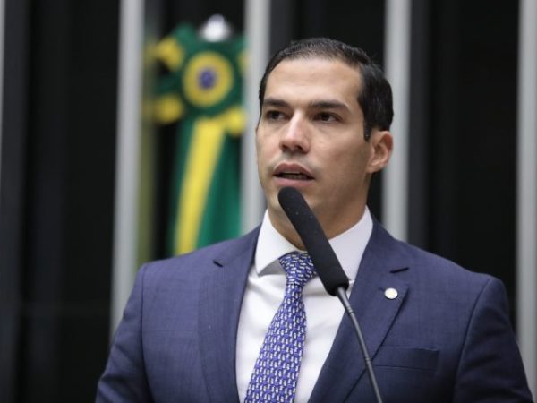 Deputado Gabriel Nunes fala ao microfone