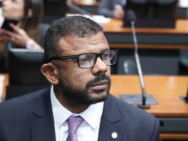 Deputado Delegado da Cunha fala ao microfone