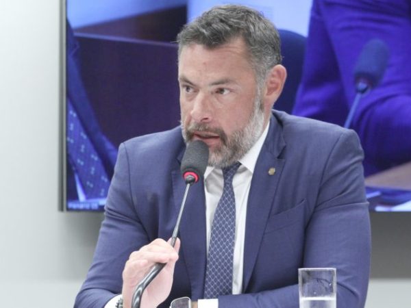 Deputado Marangoni fala ao microfone