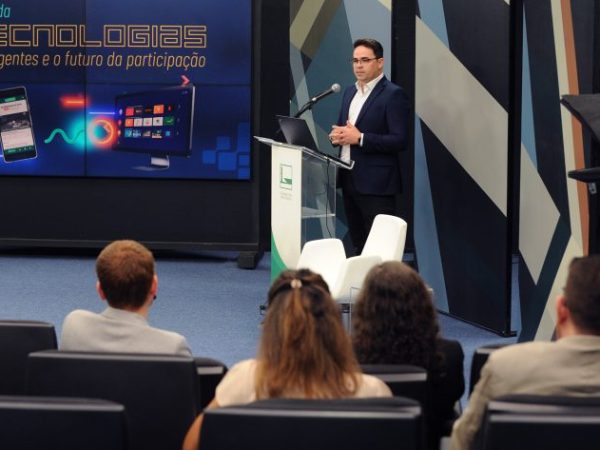 Tecnologias emergentes e o futuro da participação. Coordenador do LABHACKER, Walternor Brandão.