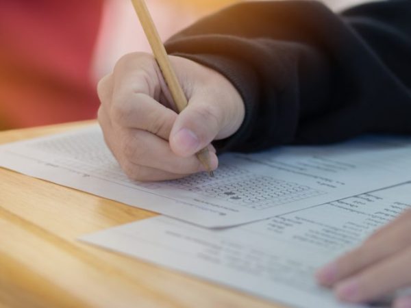 Educação - geral - prova - Estudante fazendo prova de concurso ou vestibular