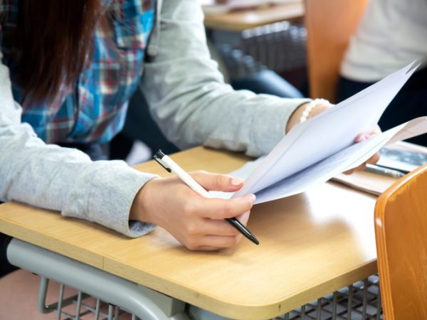Educação - geral - prova - Estudante fazendo prova de concurso ou vestibular