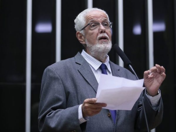 Deputado Jorge Solla fala ao microfone