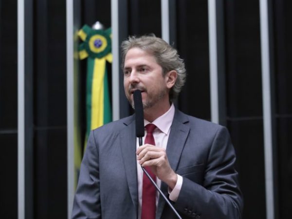 Deputado Zeca Dirceu fala ao microfone