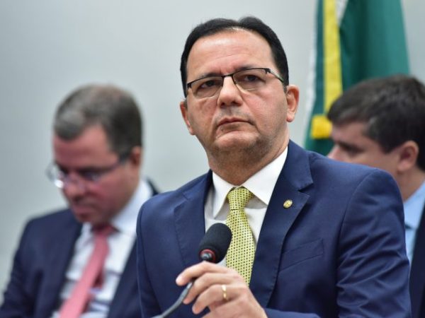 Deputado Júnior Ferrari fala ao microfone