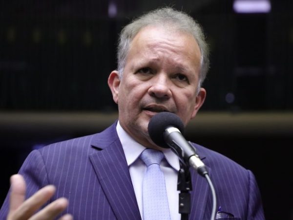 Deputado André Figueiredo fala ao microfone