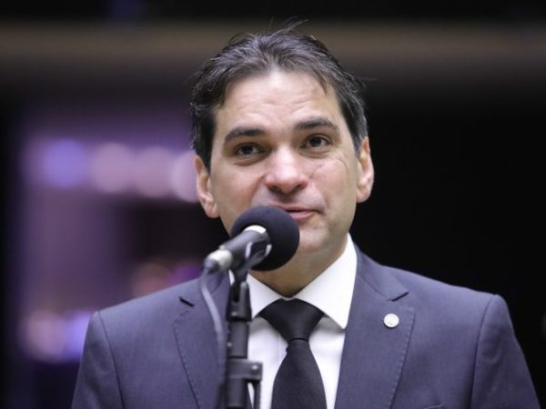 Deputado Murilo Galdino fala ao microfone