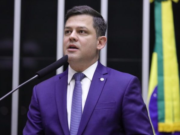 Deputado Tião Medeiros fala ao microfone