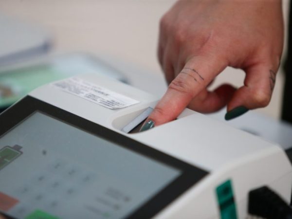 mulher vota na urna eletrônica