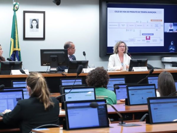 Audiência Pública - Autorização pela ANVISA do medicamento Elevidys no tratamento da doença Distrofia Muscular de Duchenne. Enfermeira, Gabriela Cota Soares; Dep. Max Lemos (PDT - RJ) e Representante da ANVISA, Renata Miranda