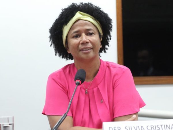 Deputada Silvia Cristina fala ao microfone