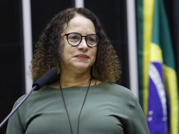 Homenagem aos arcebispos Hélder Câmara, José Maria e Luciano Almeida. Ministra da Ciência, Tecnologia e Inovações do Brasil, Luciana Santos