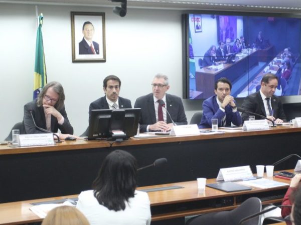 Audiência Pública - O Impacto econômico na comercialização ilegal de cigarros eletrônicos no Brasil. Coordenador da Comissão de Tabagismo da SBPT, Paulo Cézar Corrêa. Dep. Heitor Schuch (PSB-RS). Secretário Executivo da SENACON, Andrey Lucas M. Correa. Diretor Executivo do Instituto Livre Mercado, Rodrigo Marinho.