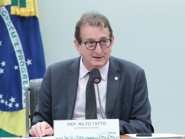 Deputado Nilto Tatto fala ao microfone