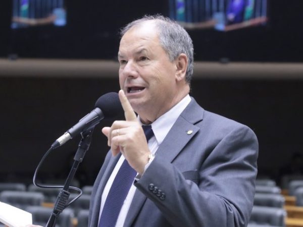 Deputado Alceu Moreira fala ao microfone