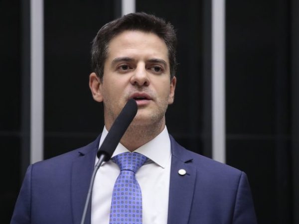 deputado Ismael Alexandrino discursa no plenário