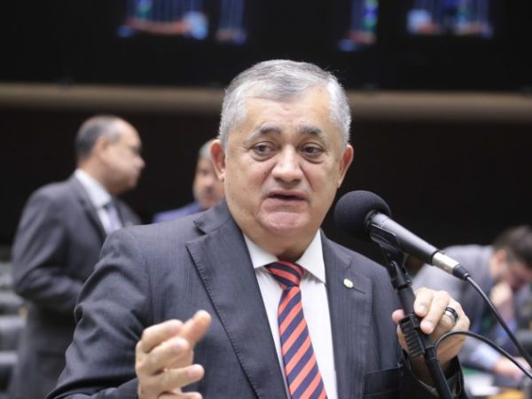 Deputado José Guimarães fala ao microfone