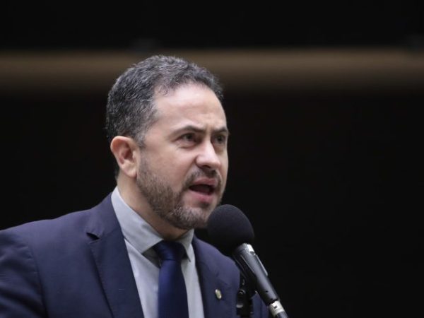 Deputado Kiko Celeguim fala ao microfone