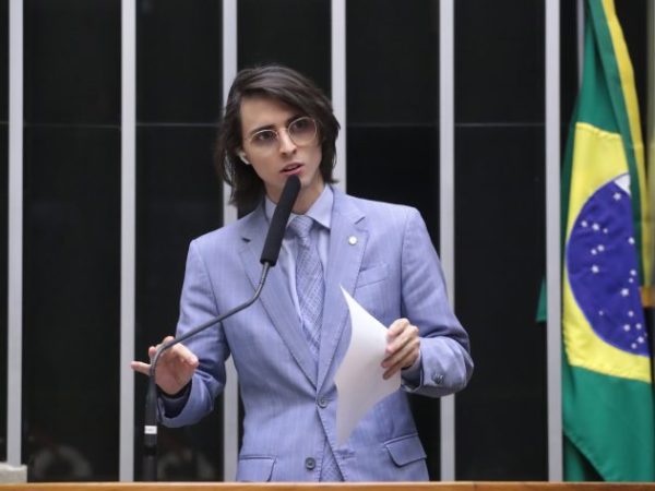 Deputado Amom Mandel fala ao microfone