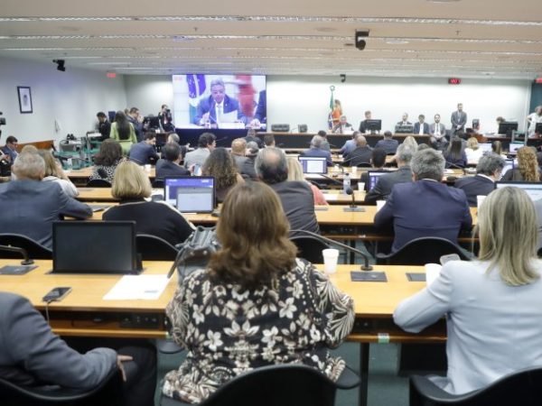 Deputados reunidos no plenário