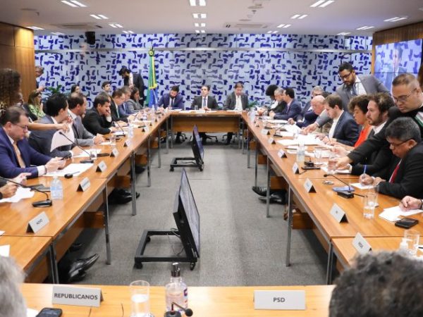 Deputados sentados à mesa