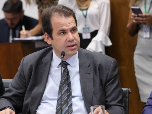 Deputado Aureo Ribeiro fala ao microfone