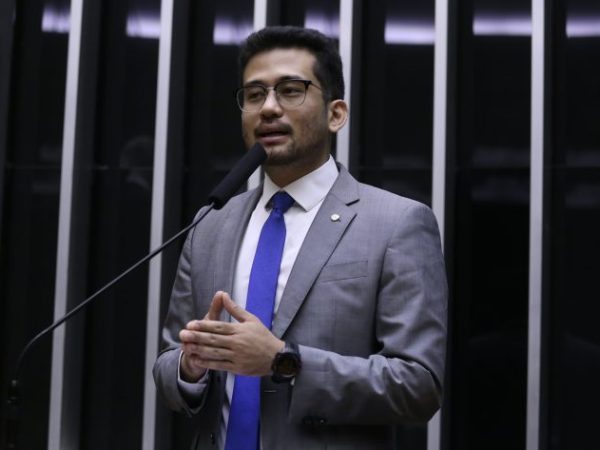 Deputado Kim Kataguiri fala ao microfone