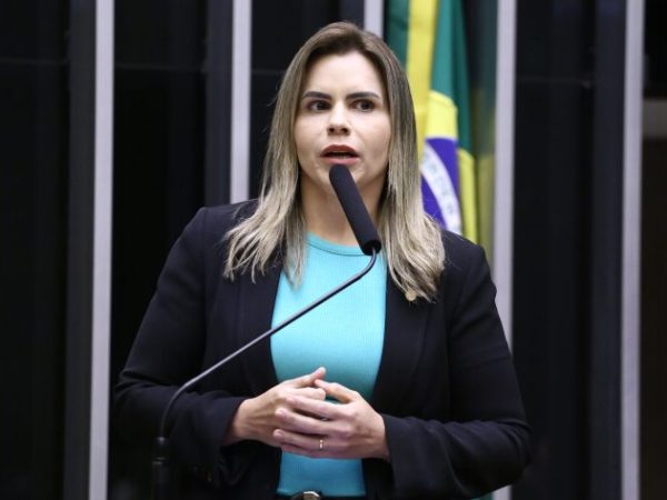 Deputada Clarissa Tércio fala ao microfone