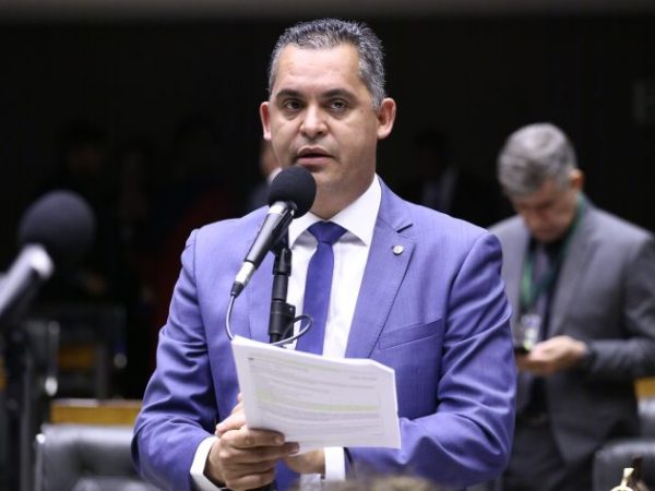 Deputado Gilson Daniel fala ao microfone