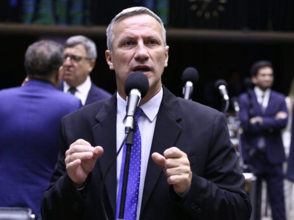 Deputado Sanderson fala ao microfone