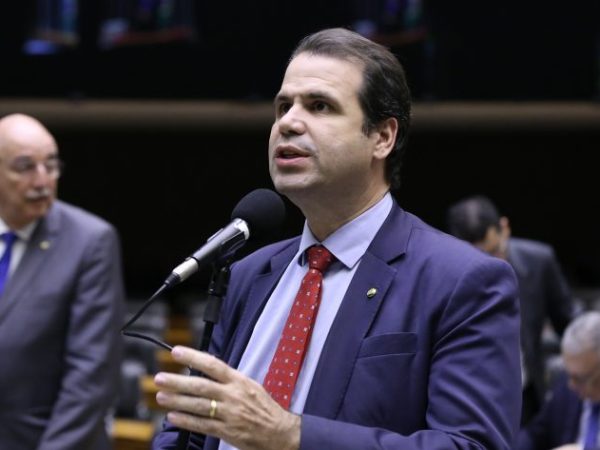 Deputado Aureo Ribeiro (Solidariedade-RJ) fala no Plenário da Câmara dos Deputados
