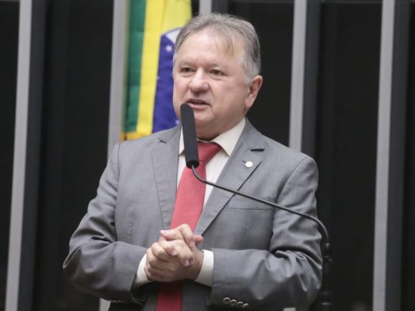 Deputado Merlong Solano fala ao microfone