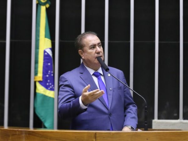 Deputado Jonas Donizette fala ao microfone