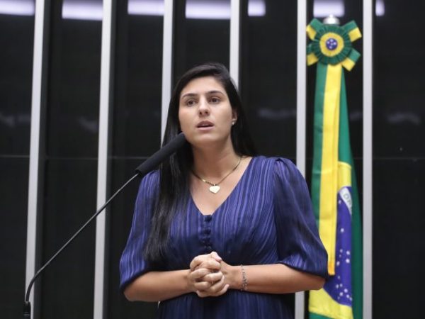 Deputada Chris Tonietto fala ao microfone