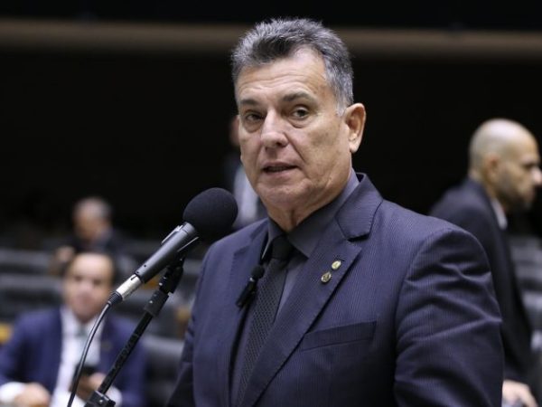 Deputado Coronel Meira fala ao microfone