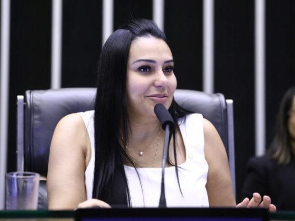 Deputada Dayany Bittencourt fala ao microfone
