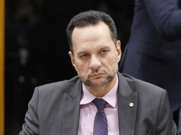 Deputado Josenildo fala ao microfone
