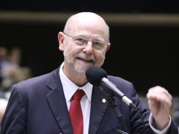 Deputado Bohn Gass fala ao microfone