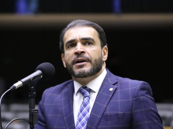 Delegado Marcelo Freitas discursa no plenário
