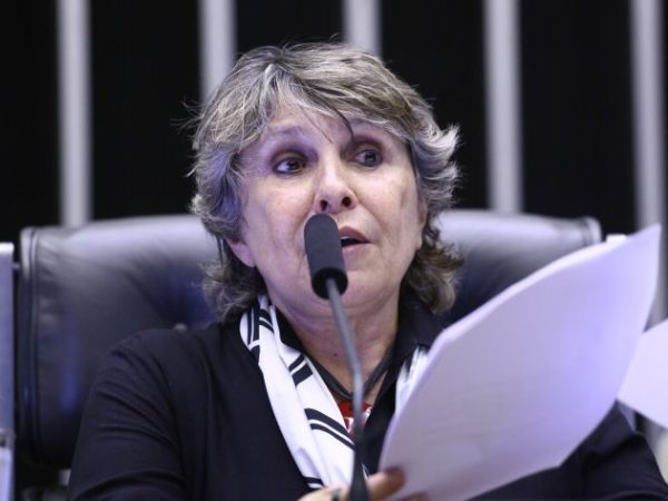 Deputada Erika Kokay a fala ao microfone
