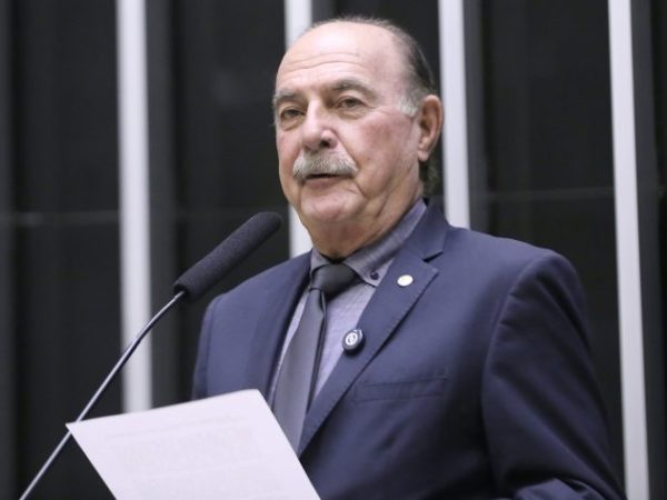 Deputado Zacharias Calil fala ao microfone