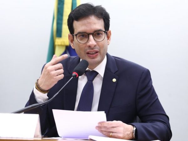 Deputado Leo Prates (PDT-BA) fala em comissão da Câmara dos Deputados