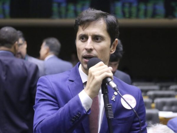 Deputado Duarte Jr. fala ao microfone