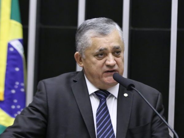 José guimarães discursa no plenário