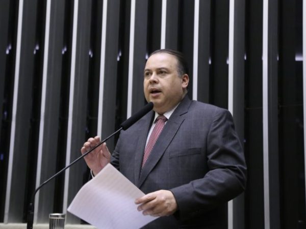 Deputado Julio Cesar Ribeiro fala ao microfone
