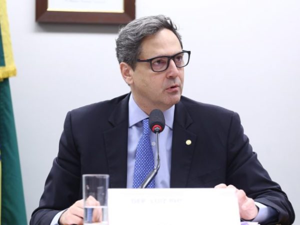 Deputado Luiz Philippe de Orleans e Bragança (PL-SP) fala em comissão da Câmara dos Deputados