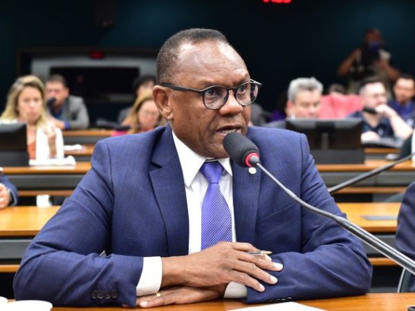 Deputado Ossesio Silva (Republicanos-PE) fala em comissão da Câmara dos Deputados