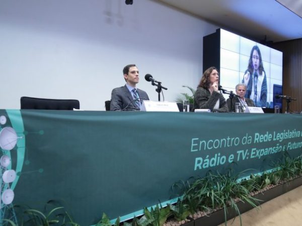 Expansão e Futuro. Supervisor da Rede Legislativa de Rádio e Televisão - Câmara dos Deputado, Carlos Neiva. Editora-Chefe da Rádio Câmara, Verônica Lima. Diretor da Coordenação De Operação e Tecnologia para Comunicação da Câmara dos Deputado, Luiz Flavio Menezes.