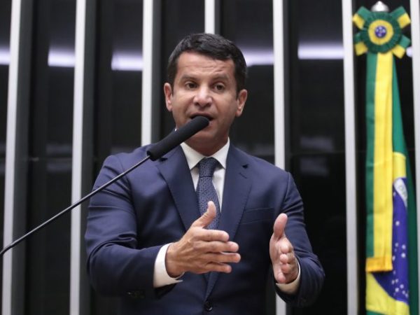 Deputado Doutor Luizinho fala ao microfone