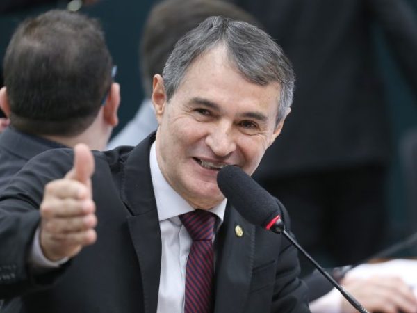 depuado Romero Rodrigues em reunião de comissão